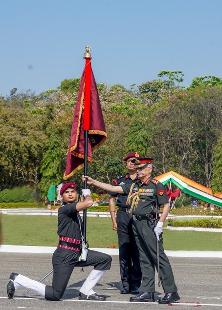 Army Chief Presents President’s Colours to 21 Para